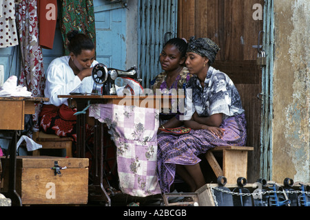Sarto femmina con i clienti in attesa e guardare, Moshi; Tanzania Foto Stock