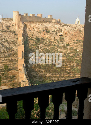 Vista panoramica Alcazaba fortezza di mura e statua di Cristo Almeria Almeria Andalusia Andalucía España Spagna Iberia Europa Foto Stock