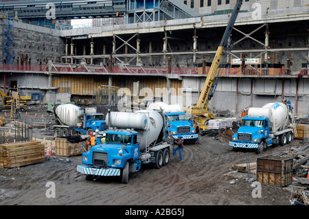 Lavoratori versare cemento a Ground Zero per la libertà sulla fondazione della torre Foto Stock