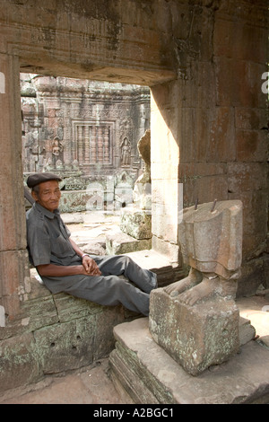 Cambogia Siem Reap Angkor Thom gruppo Banteay Kdei C12th tempio Buddista custode seduto nella finestra vicino al buddha rotto Foto Stock