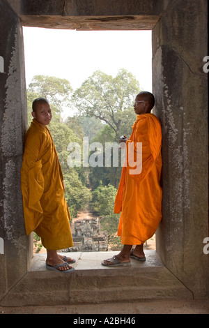 Cambogia Siem Reap Angkor Thom gruppo Ta Keo tempio incompiuto i monaci buddisti nel santuario principale Foto Stock