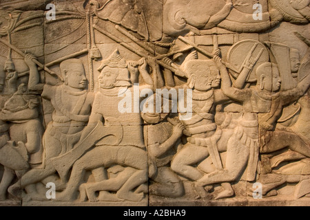 Cambogia Siem Reap Angkor Thom il Bayon bassorilievo che mostra il pannello 1177 Guerre quando Khmer furono sconfitti Angkor saccheggiato Foto Stock