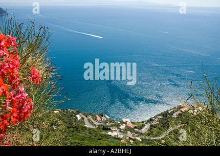 Vista sul golfo di Salerno da giardini di Villa Cimbrone Ravello Italia Foto Stock