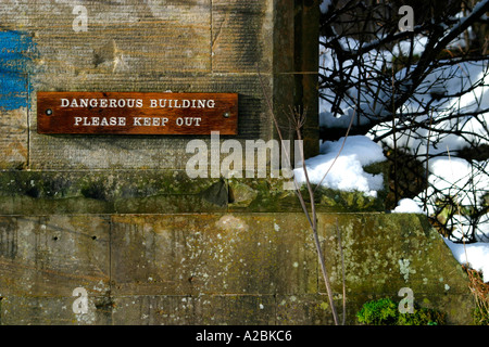 Edificio pericolose segno su derelitti country house mansion Foto Stock