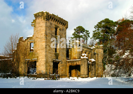 Derelitti country house mansion in inverno snowscene Foto Stock