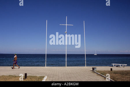 Uomo con pantaloncini passeggiando sul lungomare della città di Zante Zante Isola Grecia Foto Stock