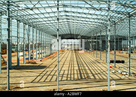 Struttura Telaio in acciaio eretto e in attesa di installazione della soletta di calcestruzzo e la copertura del tetto al nuovo sviluppo di magazzino Foto Stock