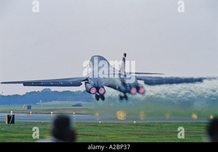 US Air Force Rockwell B-1B Lancer bombardiere tenendo spento Foto Stock