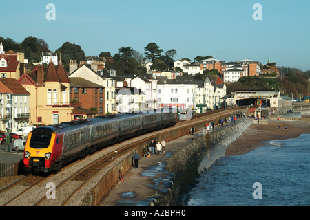 Vergine treno passeggeri passando attraverso il Devonshire località balneare di Dawlish west country England Regno Unito Regno Unito Foto Stock