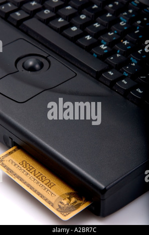 Computer portatile con carta American Express in slot di trasmissione Foto Stock