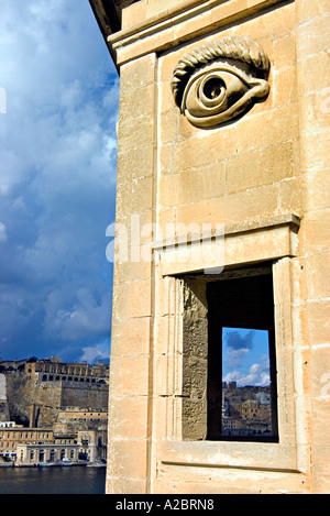 Guardando a La Valletta dal look out point nel parco di Senglea Foto Stock