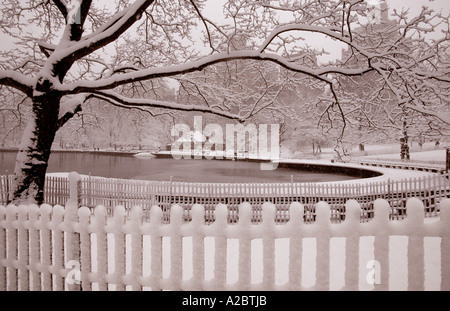 New York City Central Park. Parco acquatico con laghetto per barche e kerbs Memorial Boathouse in inverno. Central Park Conservancy USA Foto Stock