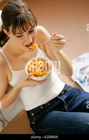 Donna mangiare cereali Foto Stock