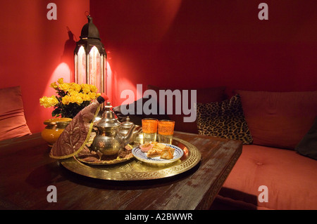 Il tè alla menta di pentola e dolci prevista sul tavolo a Terrasse des Oliviers tradizionali restaurate guesthouse Marrakech marocco Foto Stock