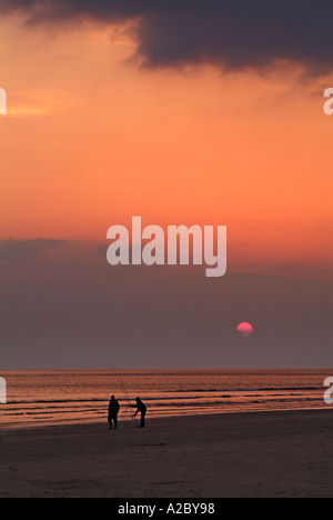 I pescatori al crepuscolo in tal y bont spiaggia vicino Harlech North Wales UK GB EU Europe Foto Stock