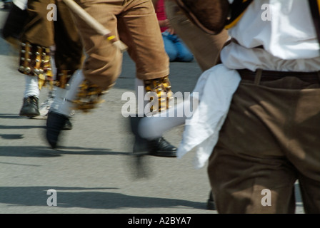 Legs of Traditional morris ballerini morris ballare fuori un vecchio pub inglese nel Wiltshire Inghilterra GB Europe Foto Stock