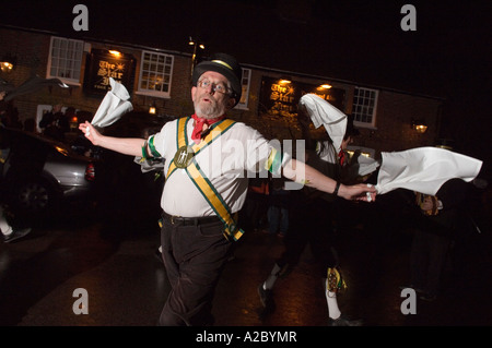 Wassailing: la benedizione di sidro meli Inghilterra del Sud Morris uomini compiono il rituale. Foto da Jim Holden. Foto Stock