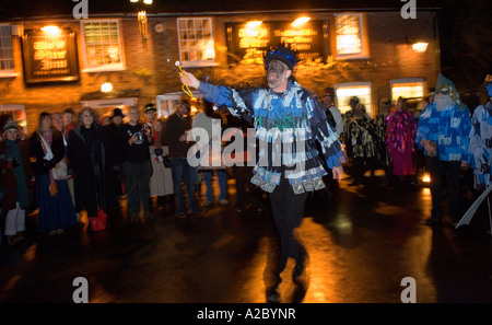 Wassailing: la benedizione di sidro meli Inghilterra del Sud Morris uomini compiono il rituale. Foto da Jim Holden. Foto Stock