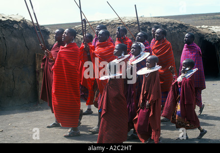 Tradizionalmente condita Masai gli uomini e le ragazze di eseguire una danza per i turisti al loro villaggio a Ngorongoro Conservation Area Foto Stock