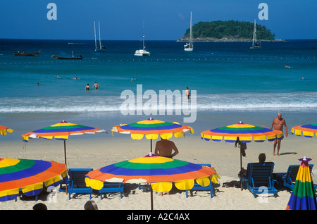 Ombrelloni in Kata Beach sull'isola Ko Phuket in Thailandia Foto Stock