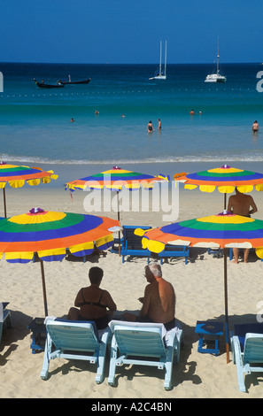 Ombrelloni in Kata Beach sull'isola Ko Phuket in Thailandia Foto Stock