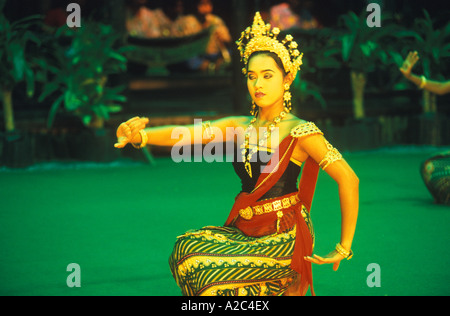 Tradizionalmente un vestito giovane donna eseguendo una danza tradizionale dell'isola di Koh Phuket in Thailandia Foto Stock