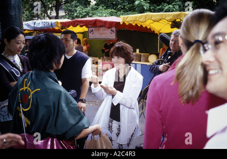 Harumi Kurihara, celebrity chef e televisione giapponese troupe a Borough Market Londra 2005 Foto Stock