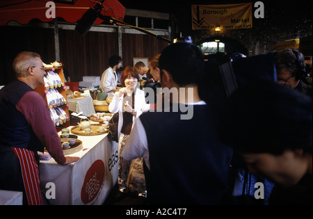 Harumi Kurihara, celebrity chef e televisione giapponese troupe a Borough Market London 2005 Harumi Kurihara giappone asia asi Foto Stock