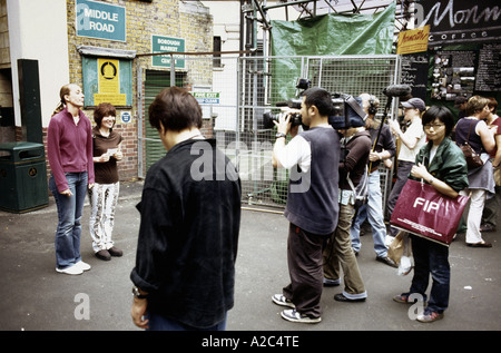 Harumi Kurihara, celebrity chef e televisione giapponese troupe a Borough Market Londra 2005 Foto Stock