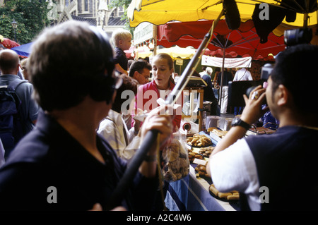 Harumi Kurihara, celebrity chef e televisione giapponese troupe a Borough Market Londra 2005 Foto Stock