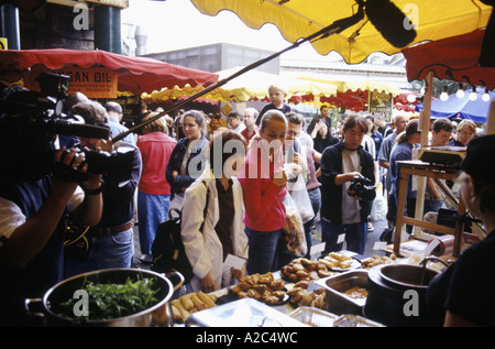 Harumi Kurihara, celebrity chef e televisione giapponese troupe a Borough Market Londra 2005 Foto Stock