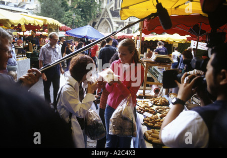 Harumi Kurihara, celebrity chef e televisione giapponese troupe a Borough Market Londra 2005 Foto Stock