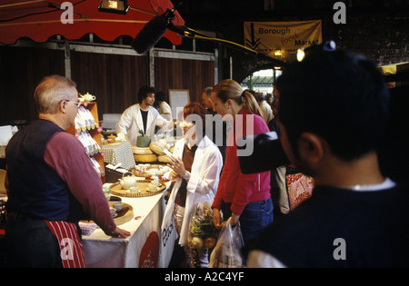 Harumi Kurihara, celebrity chef e televisione giapponese troupe a Borough Market Londra 2005 Foto Stock