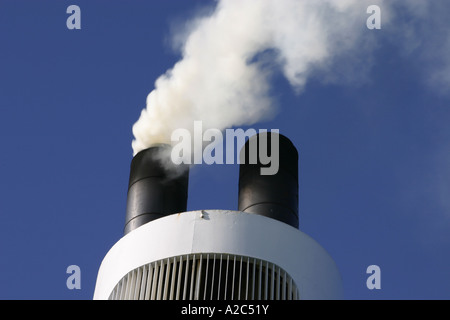 Brittany Ferry rendendo fumo sul viaggio Da Roscoff a Plymouth Foto Stock