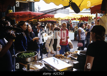 Harumi Kurihara, celebrity chef e televisione giapponese troupe a Borough Market Londra 2005 Foto Stock