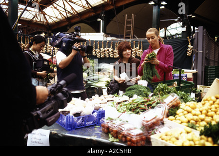 Harumi Kurihara, celebrity chef e televisione giapponese troupe a Borough Market Londra 2005 Foto Stock