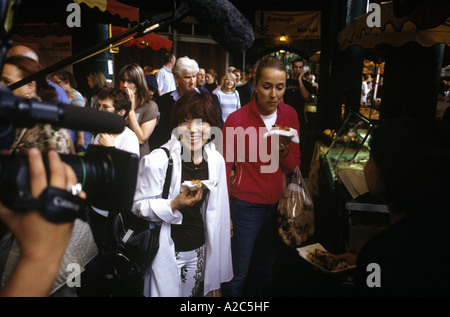 Harumi Kurihara, celebrity chef e televisione giapponese troupe a Borough Market Londra 2005 Foto Stock