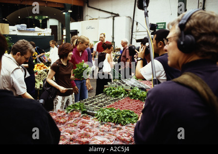 Harumi Kurihara, celebrity chef e televisione giapponese troupe a Borough Market Londra 2005 Foto Stock