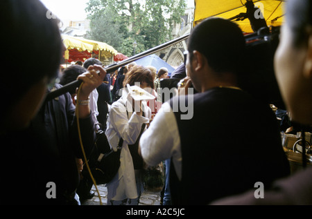 Harumi Kurihara, celebrity chef e televisione giapponese troupe a Borough Market Londra 2005 Foto Stock