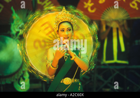 Tradizionalmente un vestito giovane donna eseguendo una danza tradizionale dell'isola di Koh Phuket in Thailandia Foto Stock