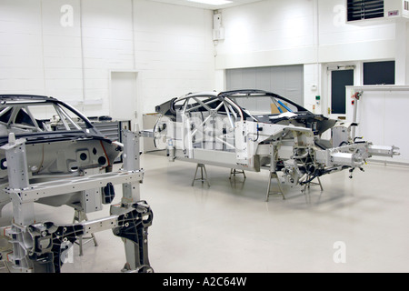 Aston Martin DBRS9 vetture GT3 essendo preparato in Aston Martin Racing workshop presso la fabbrica di Prodrive in Oxford Foto Stock