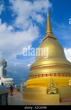 Chedi di Wat Tam Sua sulla cima di una montagna vicino a Krabi in Thailandia Foto Stock