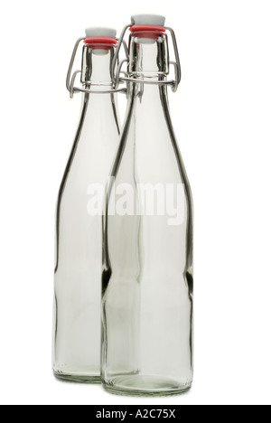 Bottiglia di vetro tappo clip chiaro vuoto contenitore di riciclo clip coppia due tavolo vuoto sigillato morsetto superiore trasparente molla in metallo Foto Stock