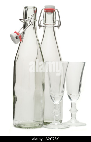 Bottiglia di vetro tappo clip chiaro vuoto contenitore di riciclo clip coppia due tavolo vuoto sigillato morsetto superiore trasparente molla in metallo Foto Stock