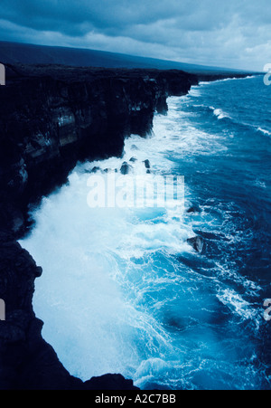 Vista aerea delle onde che si infrangono sulla spiaggia di sabbia nera sulla Big Island delle Hawaii U UN Foto Stock