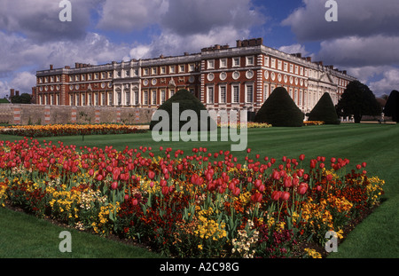 Hampton Court Palace Gardens in primavera a Londra, Inghilterra. 4379-416 GPL Foto Stock