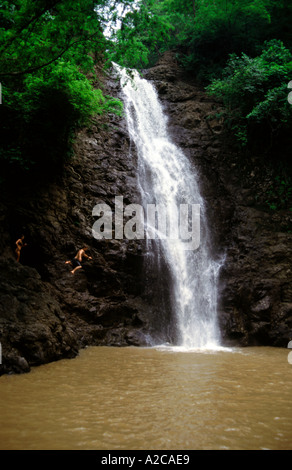 Nuotare in una cascata. Montezuma. Costa Rica Foto Stock