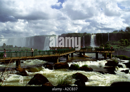 La gente camminare su una passerella. Cascate di Iguassù. Argentina Brasile confine Foto Stock