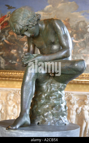 Famosa statua in bronzo ,"ragazzo con una spina nel suo piede", nel Palazzo dei Conservatori in Campidoglio a Roma Foto Stock