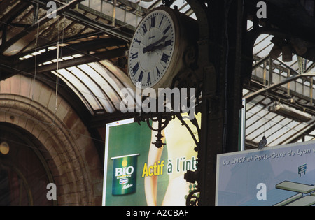 Orologio e i cartelloni pubblicitari Foto Stock